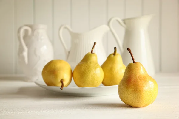 Färska päron på träbord — Stockfoto