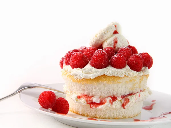 Raspberry and whip cream cupcakes on white — Stock Photo, Image