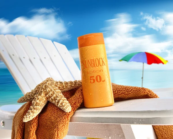 Zonnecrème op stoel op het strand — Stockfoto