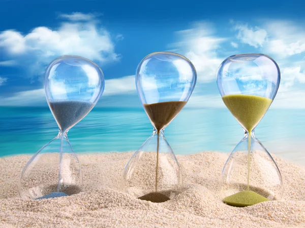 Tre timglas i sanden — Stockfoto