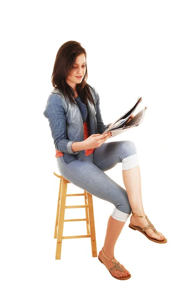 Flickan läsa tidningen. — Stockfoto