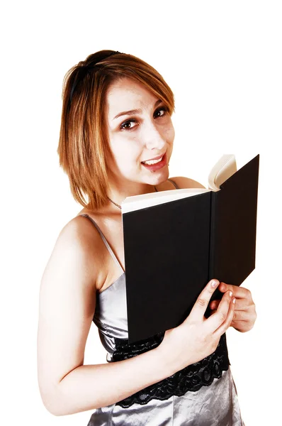 Mädchen schaut über Buch. — Stockfoto