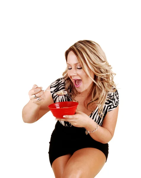 Kvinnan äter. — Stockfoto