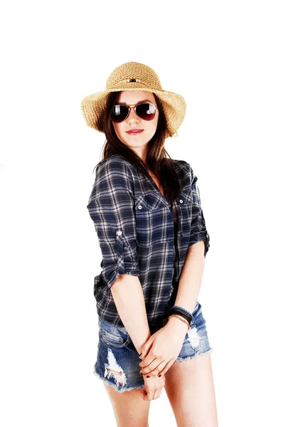 Hasır şapka ve güneş gözlüğü ile kız. — Stok fotoğraf