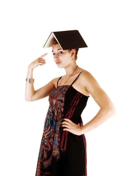 Portret van meisje met boek op hoofd. — Stockfoto