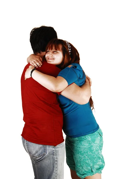 Jong paar knuffelen. — Stockfoto