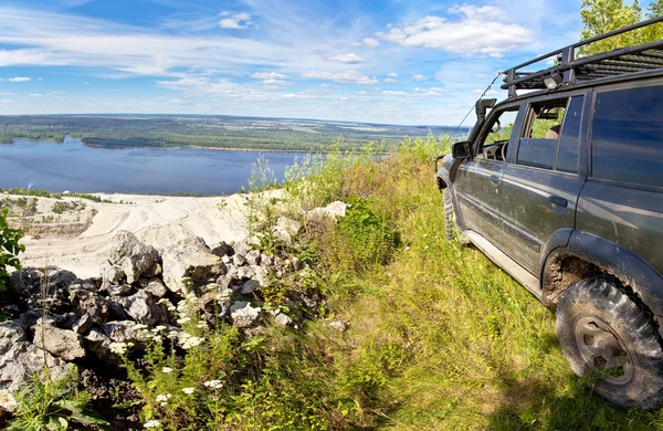 stock image All-wheel drive SUV on the edge of a cliff