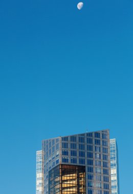 güzel modern ofis binaları ve karşı mavi ay