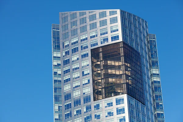 Mooie moderne kantoorgebouw tegen de blauwe hemel — Stockfoto