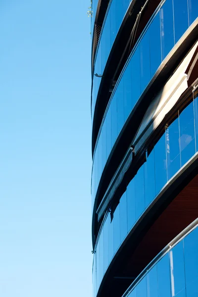 Прекрасна сучасна офісна будівля на тлі блакитного неба — стокове фото