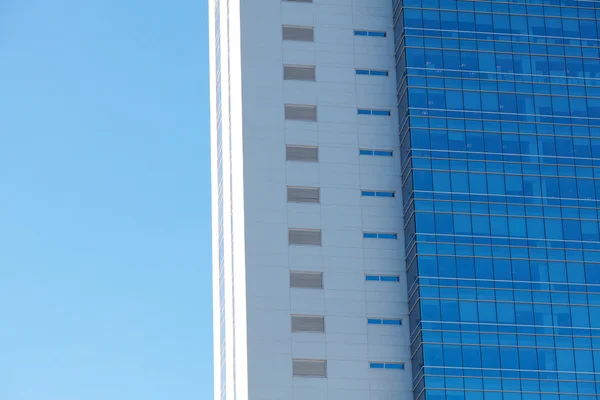 美丽的现代办公大楼对蓝蓝的天空 — 图库照片