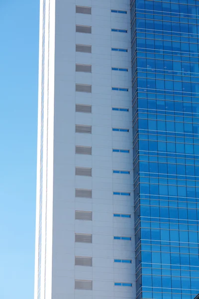 美丽的现代办公大楼对蓝蓝的天空 — 图库照片