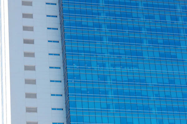 Mooie moderne kantoorgebouw tegen de blauwe hemel — Stockfoto