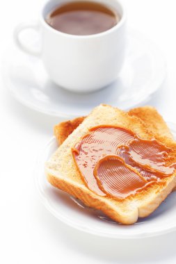 çay ve tost ile üzerine beyaz izole karamel