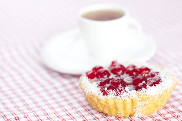 Hermoso pastel con bayas y té en tela a cuadros —  Fotos de Stock