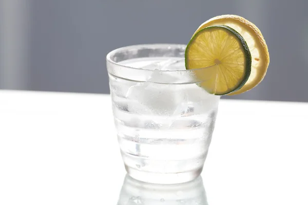 Limon ve kireç bir bardak buzlu su — Stok fotoğraf