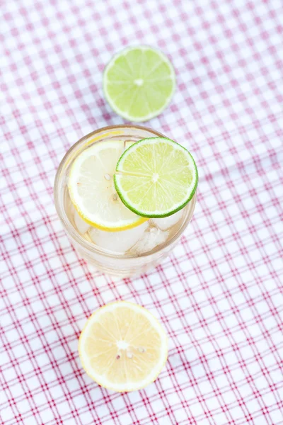 Woda z cytryną i wapna w szklance z lodem — Zdjęcie stockowe