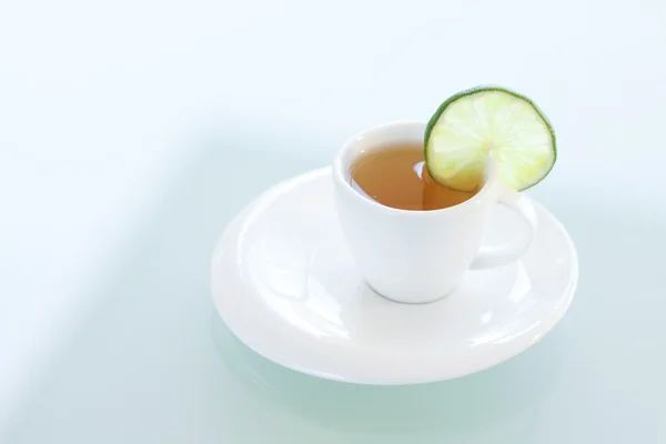 Šálek čaje s citrónem na povrchu skla — Stock fotografie
