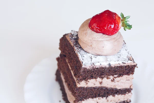 Beau gâteau à la fraise sur fond blanc — Photo