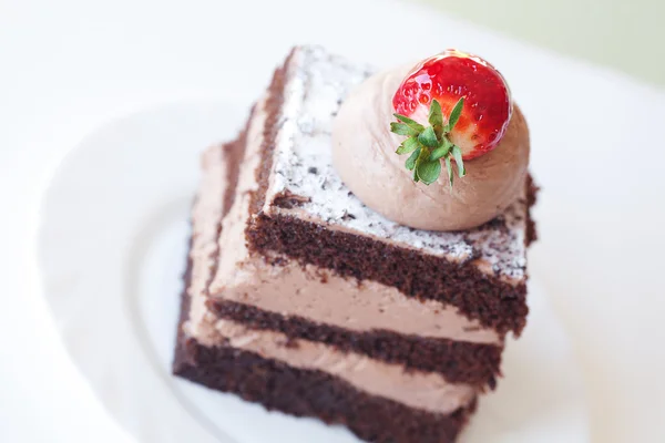 Krásný dort s jahodovou na bílém pozadí — Stock fotografie