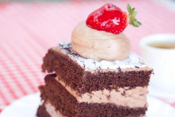 Hermoso pastel con fresa y té en tela a cuadros — Foto de Stock