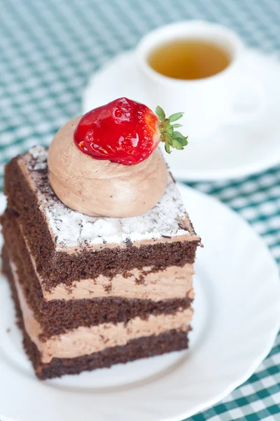 美しいケーキ イチゴと格子縞生地に茶 — ストック写真