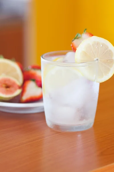 Buz, limon, incir ve bir plaka üzerinde çilek kokteyli — Stok fotoğraf