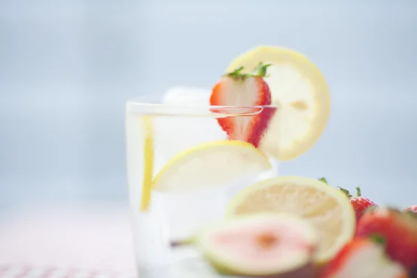 皿にイチゴ イチジク、レモン、氷とカクテル — ストック写真