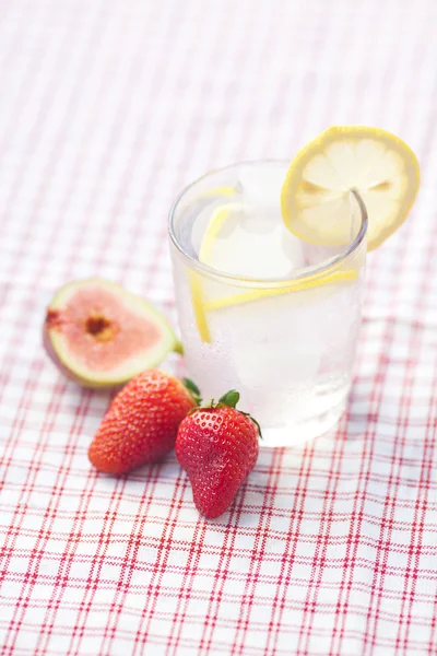 Cocktail com gelo, limão, figo e morangos — Fotografia de Stock