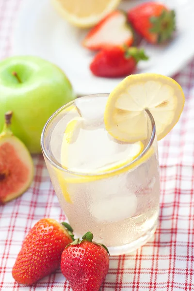 Cóctel con hielo, limón, higo, manzana y fresas — Foto de Stock