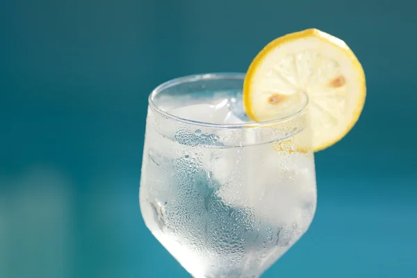 スイミング プール、氷とレモン、ワイン ・ ガラス — ストック写真