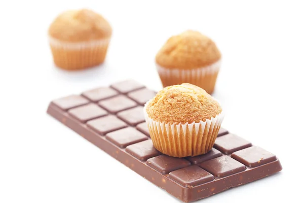 Bar van donkere chocolade en muffin geïsoleerd op wit — Stockfoto