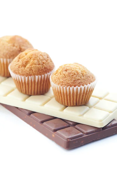 Staaf-van-chocolade en muffin geïsoleerd op wit — Stockfoto