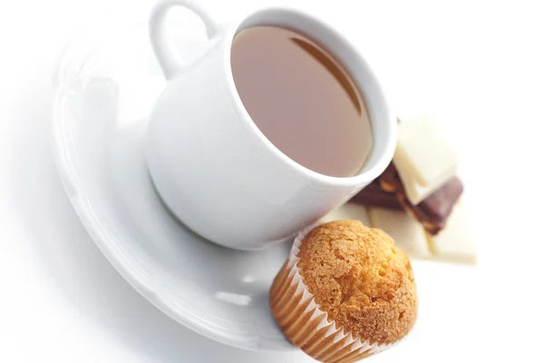 チョコレート、紅茶、マフィンを白で隔離されるのバー — ストック写真