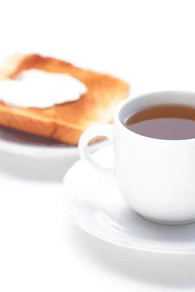 紅茶、白で隔離されるバター トースト — ストック写真