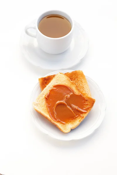 Te och rostat bröd med sockerkulör isolerad på vit — Stockfoto