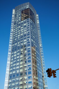 mavi gökyüzüne karşı güzel modern ofis