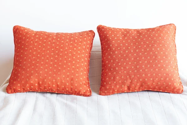 Кровать с двумя подушками и белым одеялом — стоковое фото