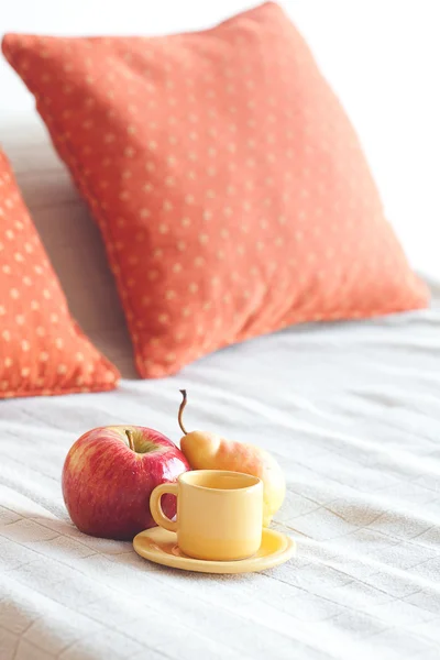 Φλιτζάνι τσάι, μήλο και αχλάδι στο κρεβάτι — Φωτογραφία Αρχείου