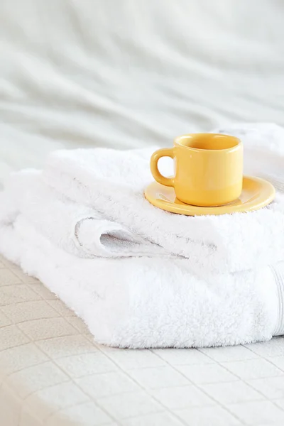 Puchar leżącego na ręczniki na łóżku — Zdjęcie stockowe