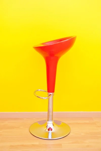 Μπαρ καρέκλα ενάντια σε έναν κίτρινο τοίχο στο διαμέρισμα — Φωτογραφία Αρχείου
