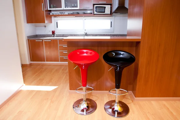 Køkken interiør med bar stole i lejligheden - Stock-foto