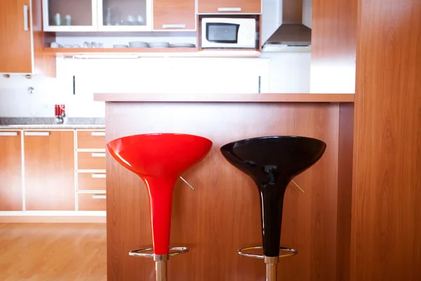 Interiér kuchyně s barem židle v bytě — Stock fotografie