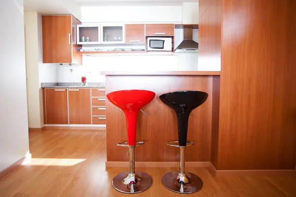 Интерьер кухни с барными стульями в квартире — стоковое фото