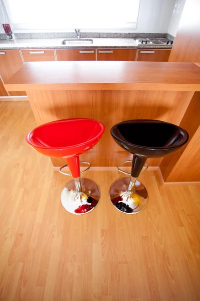 Køkken interiør med bar stole i lejligheden - Stock-foto
