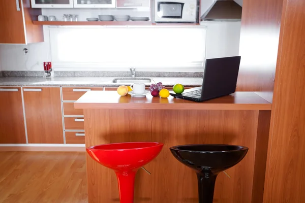 椅子、ラップトップや果物、騒がしかったのバーとキッチンのインテリア — ストック写真