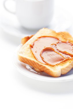 çay ve tost ile üzerine beyaz izole karamel