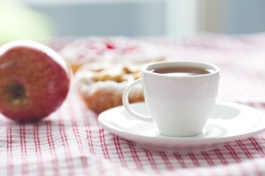 güzel kek çilek, elma ve ekose kumaş üzerine çay