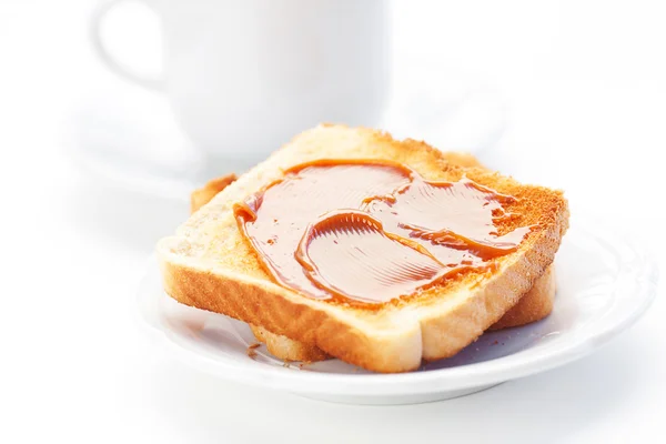 Çay ve tost ile üzerine beyaz izole karamel — Stok fotoğraf