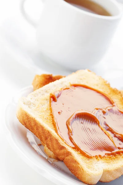 Té y tostadas con caramelo aislado en blanco —  Fotos de Stock